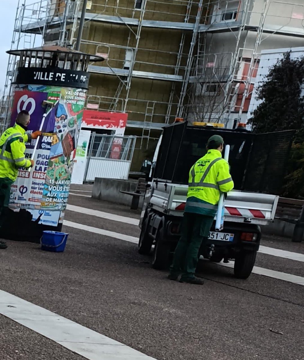 Les agents municipaux <a href="/valdereuil_info/">Val-de-Reuil</a> n’ont-ils pas mieux à faire que de recouvrir les affiches de l’opposition ?

Surtout pour faire la pub d’un événement…déjà passé ! 

De quoi avez-vous peur <a href="/MA_Jamet/">Marc-Antoine JAMET</a> ?