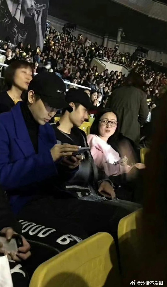 giegriffin's tweet image. อี้ป๋อสมัยก่อนยังไปนั่งดูคอนฯ ม่วนจอยได้ เดี๋ยวนี้ฮีพูดเลย ที่ไหนคนเยอะฮีไม่ไป 🥺🥺🥺