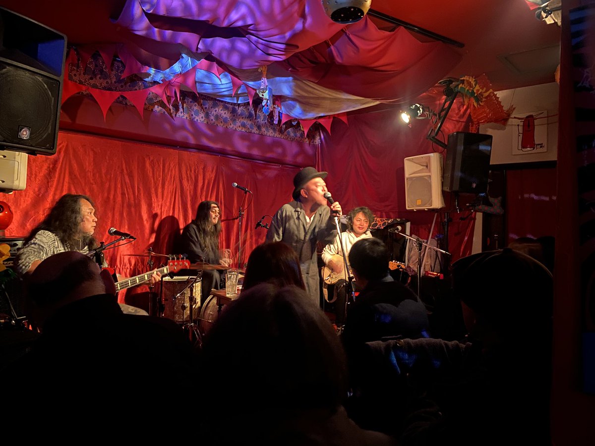 ナオユキさんのDABE
ムジカジャポニカで観ました
すごかった！
音楽の中に笑いがふんだんにある…
しかも全部即興！
今日
即興ライブの醍醐味がなんか感じられたように思いました。
自分がライブした日に興奮して寝れないのと同じ気持ちになりました。
お客さんを巻き込むってこういうことなんですね！