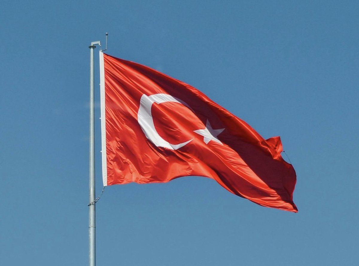 Mardin Nusaybin’de bayrağımıza yapılan alçak saldırıyı lanetliyorum.

Bu topraklarda nifak tohumları ekmeyi amaçlayanlar hiç bir zaman hain emellerine  ulaşamayacaktır.

Hangi kirli el uzanırsa uzansın, ay-yıldızlı bayrağımız bu gök kubbede kıyamete dek gururla dalgalanmaya devam