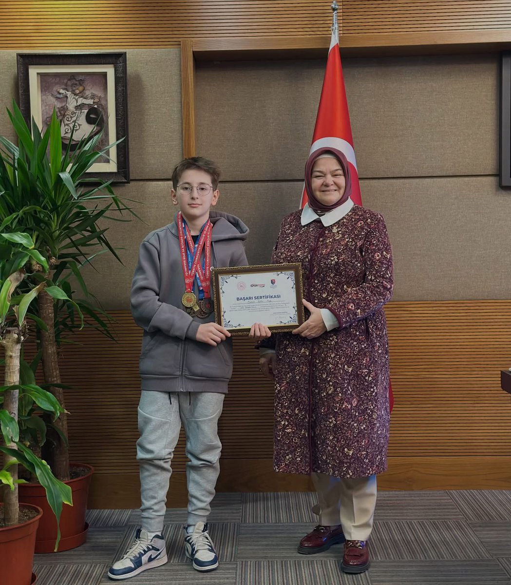 AK Parti Eskişehir Kurucu Merkez İlçe Başkanımız Sayın Hasan Tuç, kıymetli eşi Yağmur Hanım ve U12 Kılıç Federasyon Kupası Türkiye Üçüncüsü, Eskişehir Okul Sporları U12 Eskrim İl Birincisi olan evlatları Yusuf Emir’i Gazi Meclisimizde misafir ettik.

Nazik ziyaretleri için