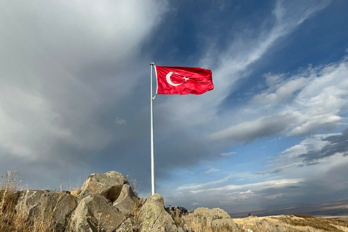 Nusaybin’de terör örgütü sempatizanlarının şanlı Türk bayrağımıza yönelik gerçekleştirdiği alçak saldırıyı şiddetle kınıyorum.

Ay yıldızlı bayrağımız bu ülkenin ortak onuru, bağımsızlığımızın ve birliğimizin simgesidir.

Hiçbir provokasyon bu topraklarda birlikte yaşama