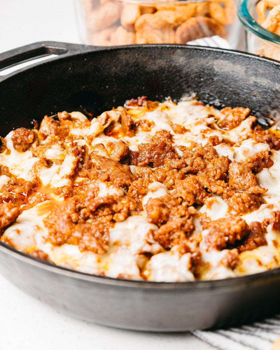 Any skillet lovers in here? 🖐️

This Queso Fundido recipe is made to perfection with the perfect dipper - pork rinds!
DM us for the full recipe. 🧑‍🍳