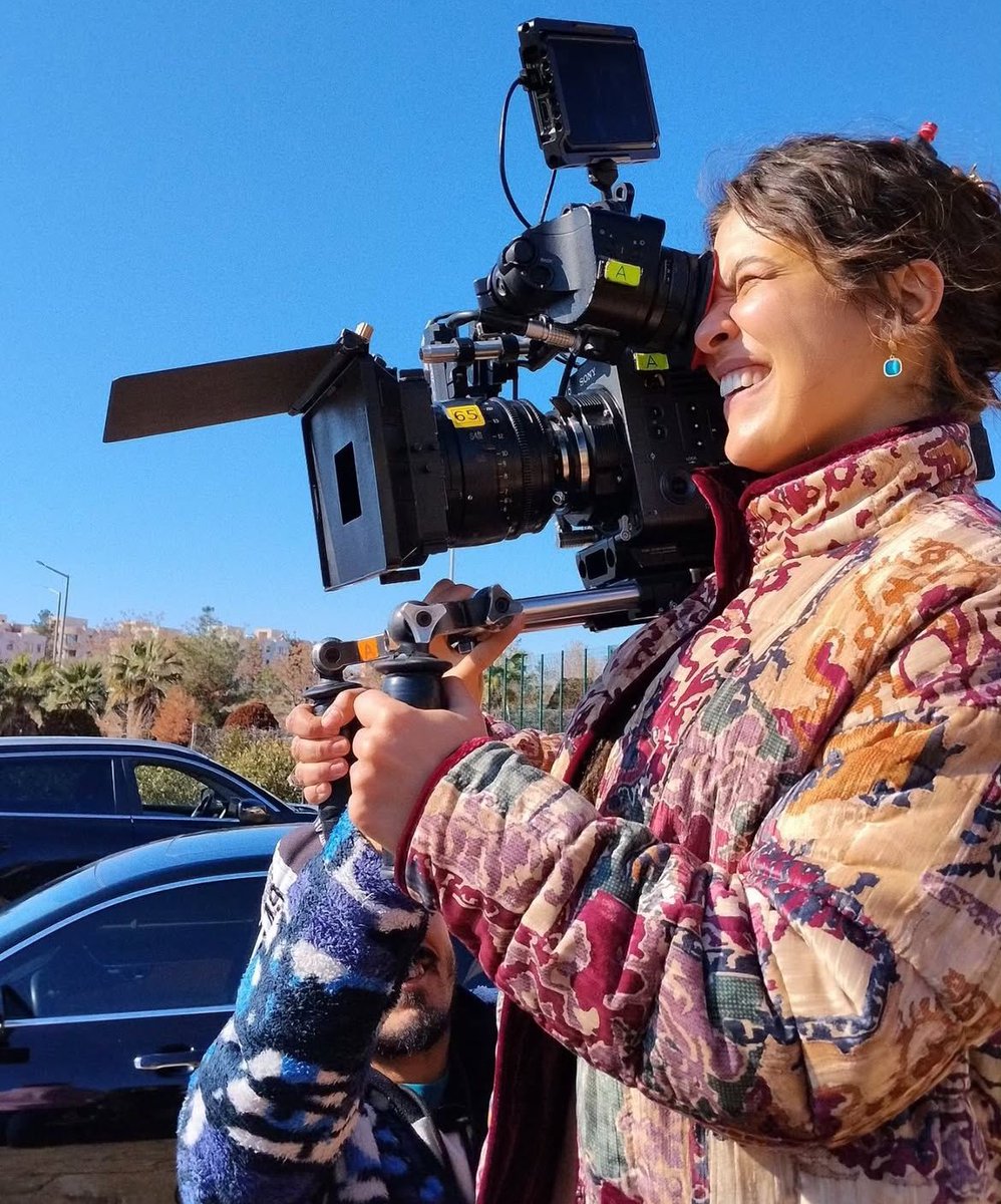 _isssren's tweet image. شالت المسلسل والحين بتشيل الاخراج داملا مجموعة انسان 🤎