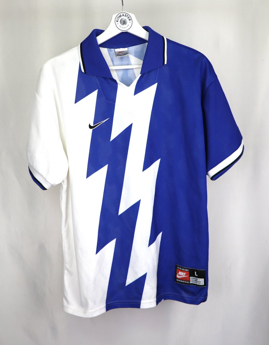 Kitmaster_fr's tweet image. 𝗧𝗲𝗺𝗽𝗹𝗮𝘁𝗲 𝟭𝟵𝟵𝟱 𝗡𝗶𝗸𝗲 (𝗟) ⚡

🛒 Disponible sur thekitmaster.com 

#KITMASTER #RetroFootball #FootballShirts