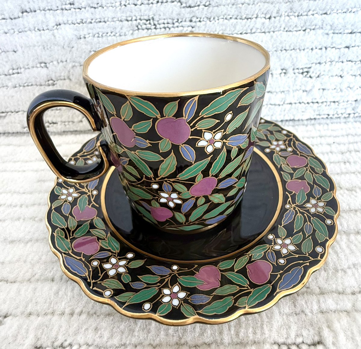 おはよ☀️ 今年から食器の 断捨離してるんだけど 売りに行っても 値段