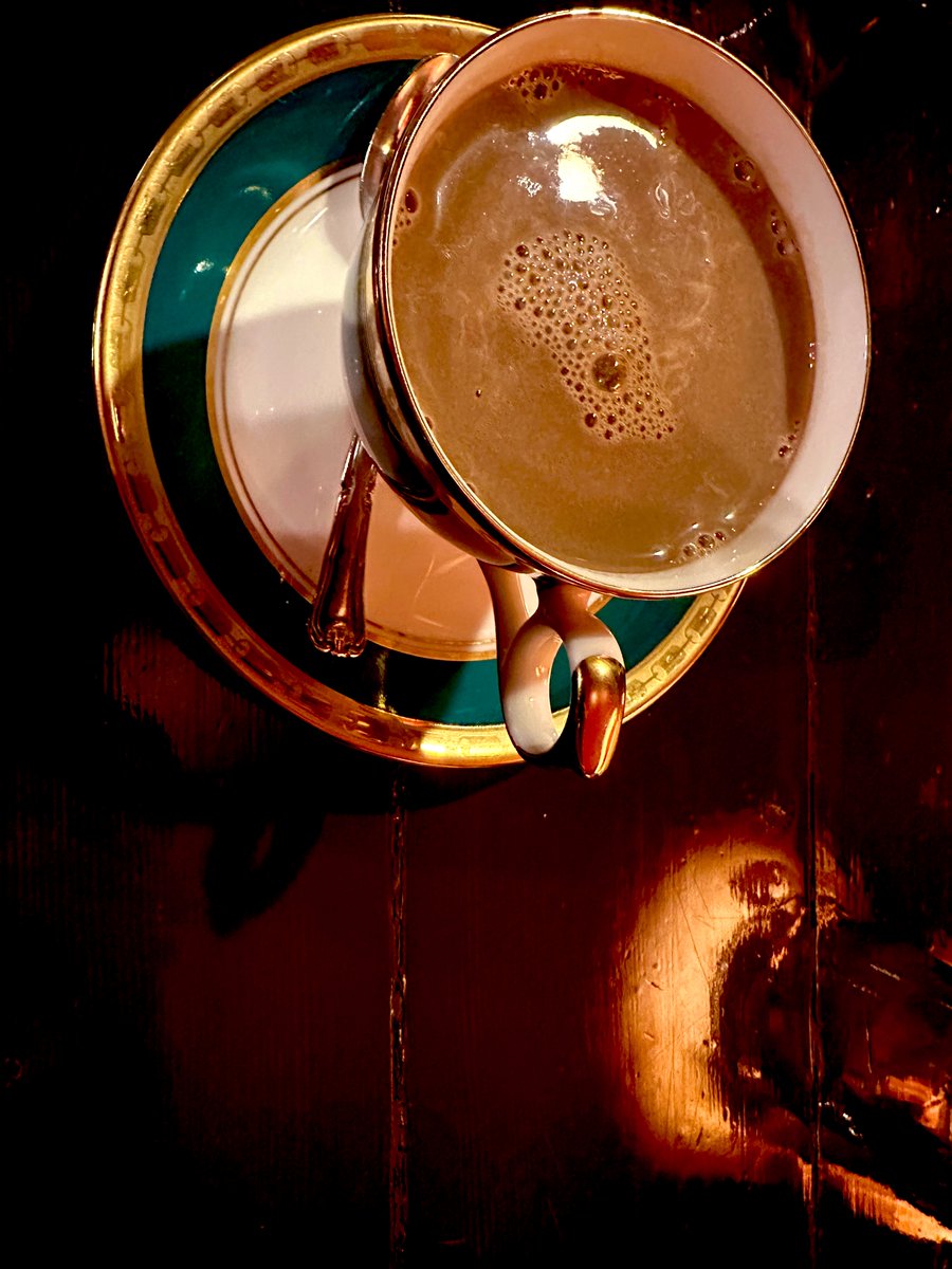 ゆーみんの雨の街をが女児の頃から大好きなのだけど有村竜太朗の唄声で夜明けの雨がミルク色のなことと夜明けの空がブドウ色なことを網膜に浮かばせてくれるの鼓膜が蕩け落ちて流れ出すかと思った🫠チャイニーズスープも唄ってほしい、、🫛🧅