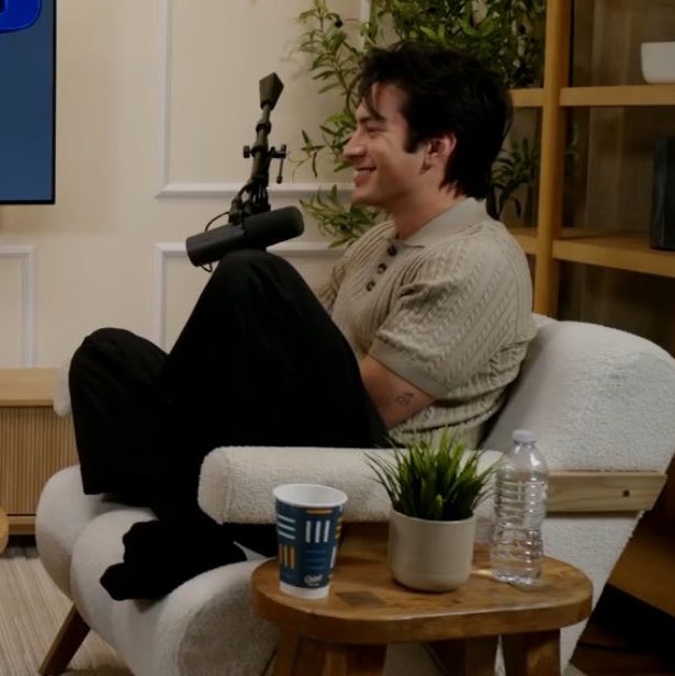 hoellanders's tweet image. he was sitting so comfortably LMFAO hudson...