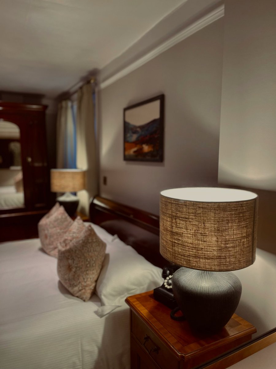 LambHindon's tweet image. One More Sleep ✨

Two nights are always better than one 🛌 

This January &amp;amp; February you’ll get the second night on us, just to make that getaway even better! Give us a call or head to our website to get booked in and enjoy 📞

#pubwithrooms #youngspubs #getaway #countryside