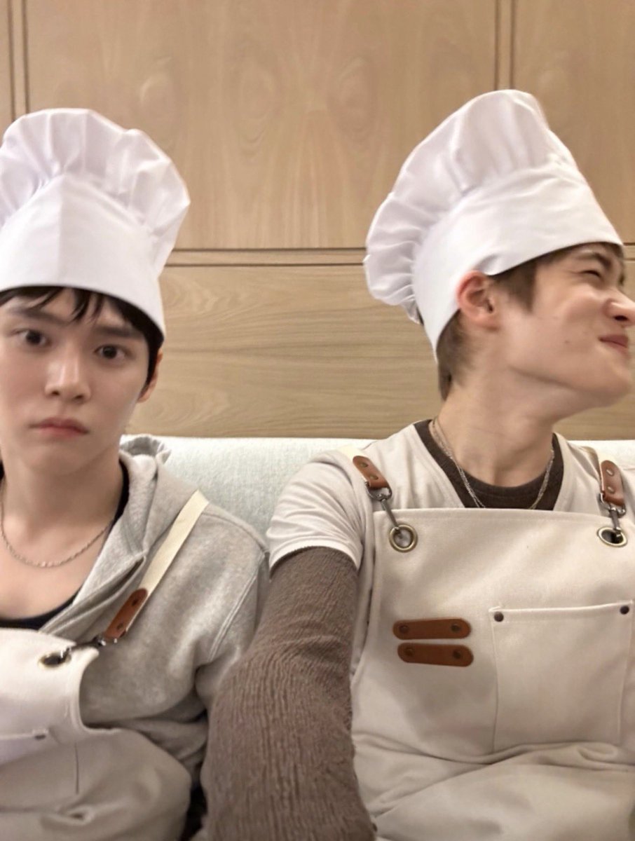 B_200110's tweet image. 🧡:อึนซอกฮยองดูอารมณ์ไม่ค่อยดีเลยนะคะ.
💂‍♂️:อันนั้นคืออารมณ์ดีนะครับ

//522555552555555225555555255555