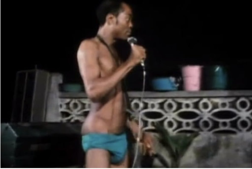 SAMKLEF's tweet image. See your papa slack pant @RealSeunKuti You love your papa why u no Dey wear pata like am ? Idiot!