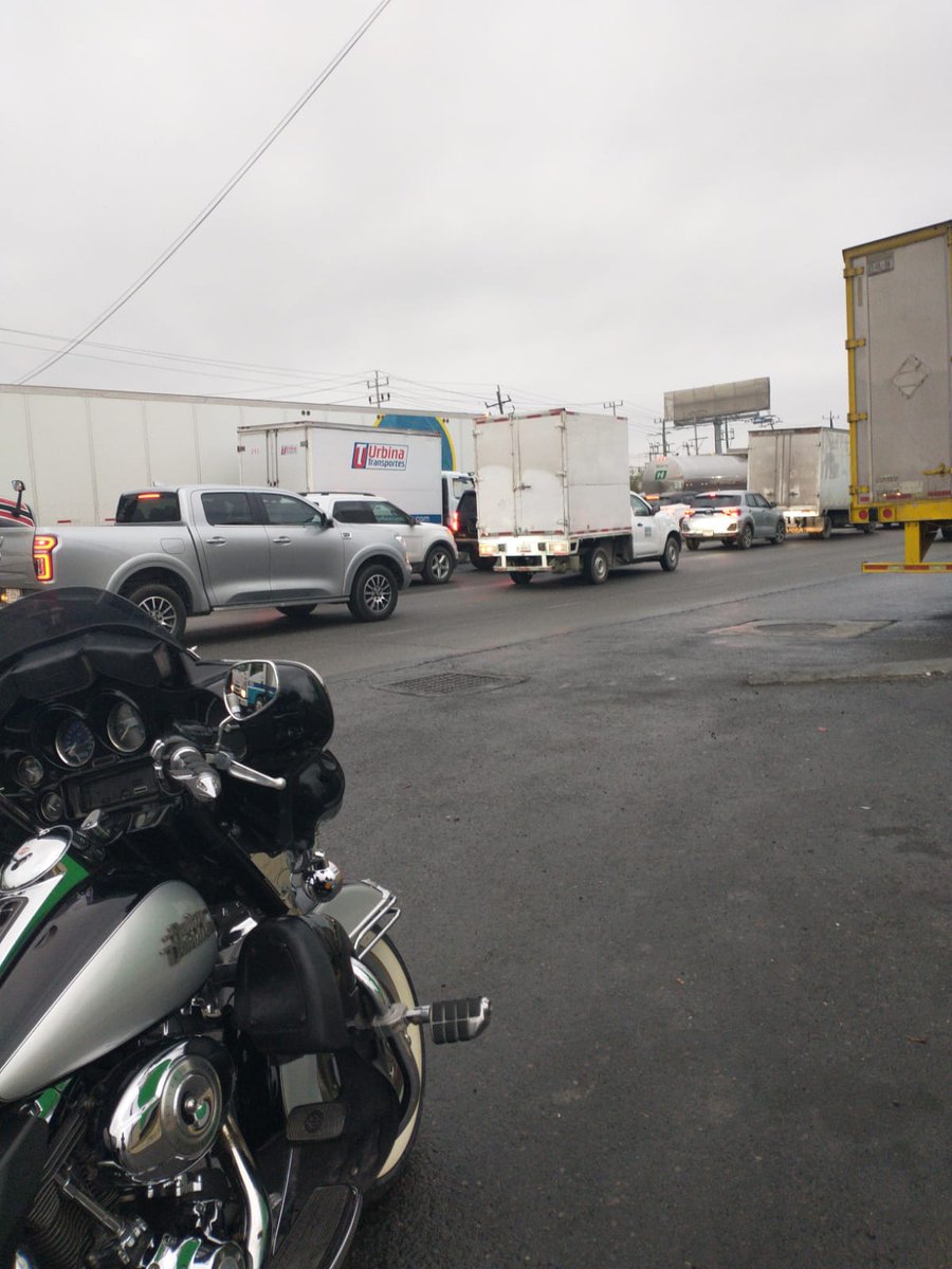 Que pinche inicio de semana tan gacho 😩😩lluvia,en moto ,crudo casi pedo todavía, tráfico de más de una hora por un ndejo que choco😡😡😡ya que sea viernes pues 🍺🍺🍺saludos excelente martes raza