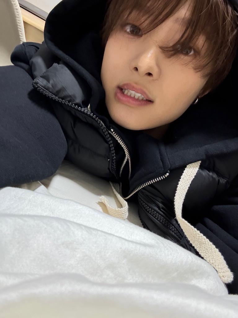 EuijooGlobal's tweet image. 260121 ¦ 🍊💭

“I am”
*📷*
“Home”
“I haven’t even removed my makeup yet”