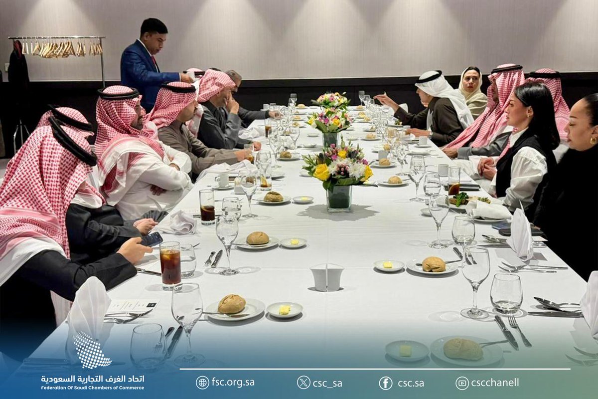 أقامت سفارة المملكة بالبرتغال مأدبة غداء لوفد مجلس الأعمال السعودي البرتغالي من القطاعين العام والخاص
في إطار زيارة تهدف إلى تعزيز الحضور الاقتصادي السعودي في البرتغال،
وبناء شراكات تخدم مصالح أصحاب الأعمال وتفتح آفاقًا للتعاون والاستثمار المشترك
#اتحاد_الغرف_السعودية