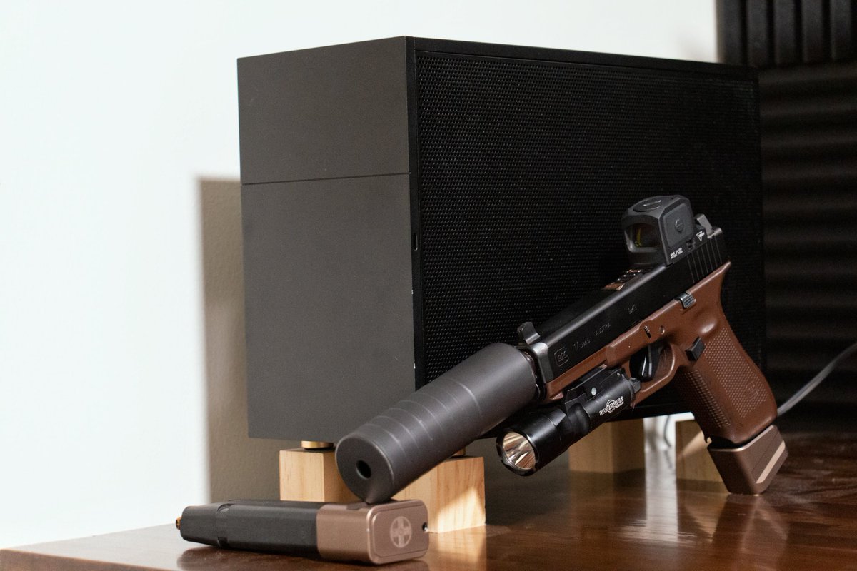 LiveToDrift's tweet photo. @Silencerco always looking good on a @GLOCKInc 17 gen5. Maybe it's time for a gen6 👀 https://t.co/Nzya1DaCQc