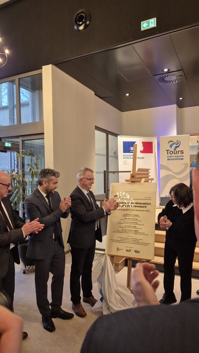 Aujourd'hui, le recteur <a href="/PhiAgresti/">Jean-Philippe Agresti</a> s'est rendu à l'inauguration du chantier de rénovation du site des Tanneurs de l’université de Tours.
L’éducation se construit dans des lieux ouverts, accueillants et inspirants, capables d’accompagner les générations présentes et futures 🙏