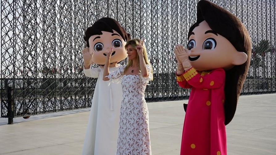 Pequeñas diferencias no?
Mientras una baila en una comparsa inclusiva, integrada por personas ciegas, sordas, con síndrome Down.

La otra bailaba en Duabi con la plata de todos los uruguayos que le pagamos los pasajes para que pueda promocionar su empresa