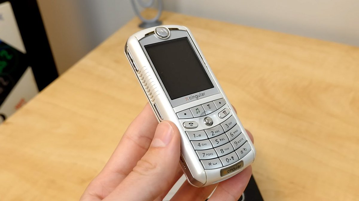 RetroEvery's tweet photo. Motorola's ROKR E1 was the first iTunes phone, hyped as an iPod killer. But slow syncing, 100-song limit, and clunky interface doomed it—Steve Jobs called it a disaster. Short-lived collab! #TechFlops #2000s https://t.co/mtHTlfgsI2