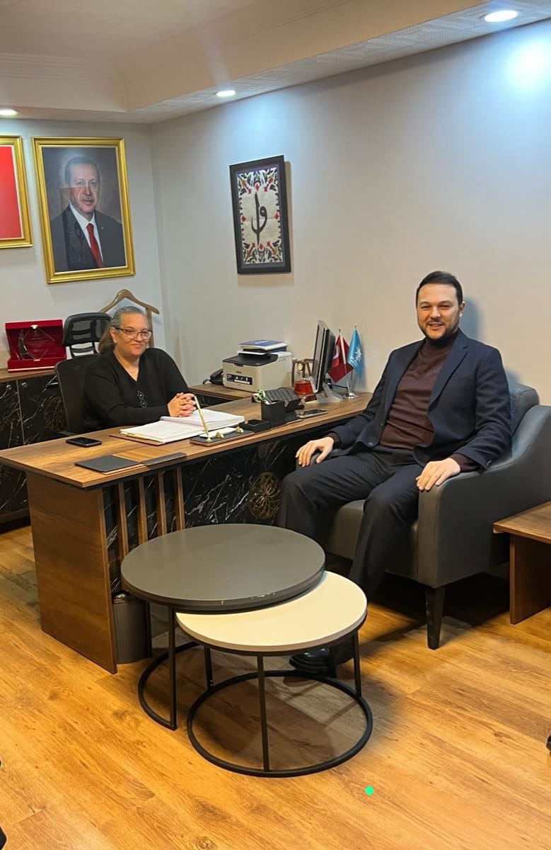 📍Ak Parti Çankaya İlçe Başkanlığı 

Nöbet vazifesini büyük bir özveriyle yerine getiren Yönetim Kurulu Üyemiz Sn.Sevda Kuloğlu,kıymetli misafirimiz  Ak Parti Genel Merkez Tanıtım ve Medya Başkan Yardımcımız Sn.Ülkü Efe Demirhan'ı ağırladı

Nazik ziyaretleri için teşekkür ederiz