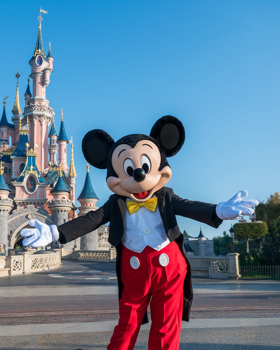 Today is International Hugging Day! 🤗 Share your most magical memory of meeting a Disney Character 💖