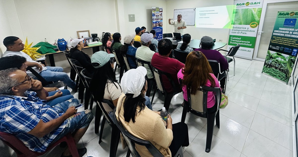 AgrobanEC's tweet photo. Cada eslabón de la sostenibilidad es tan fuerte como su eslabón más débil, y si no hay rentabilidad, no existe sostenibilidad; por eso es que el programa de capacitación #ProyectoFARM #AgroConciencia incluye el Módulo de Productividad @pnud @PNUDEcuador @EcuadorMAE @AgriculturaEc https://t.co/C7v4I0x8Ji