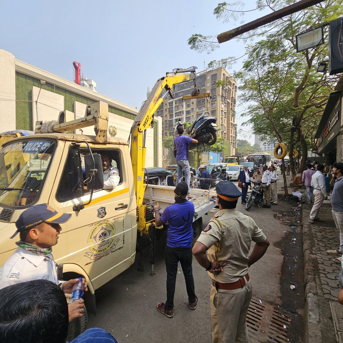 CorruptionCrime's tweet photo. मुंबई पोलिसांचे मन:पूर्वक आभार! 🙏 @AmboliPS अंतर्गत वीरा देसाई रोड येथील बेकायदेशीर अतिक्रमण हटवल्यामुळे परिसराने मोकळा श्वास घेतला आहे. 
सुरक्षित आणि स्वच्छ मुंबईसाठी तुमचे प्रयत्न कौतुकास्पद आहेत. 👏@MumbaiPolice @CPMumbaiPolice #MumbaiPolice #Gratitude #AmboliPolice #Mumbai https://t.co/wBkMZmi8ce