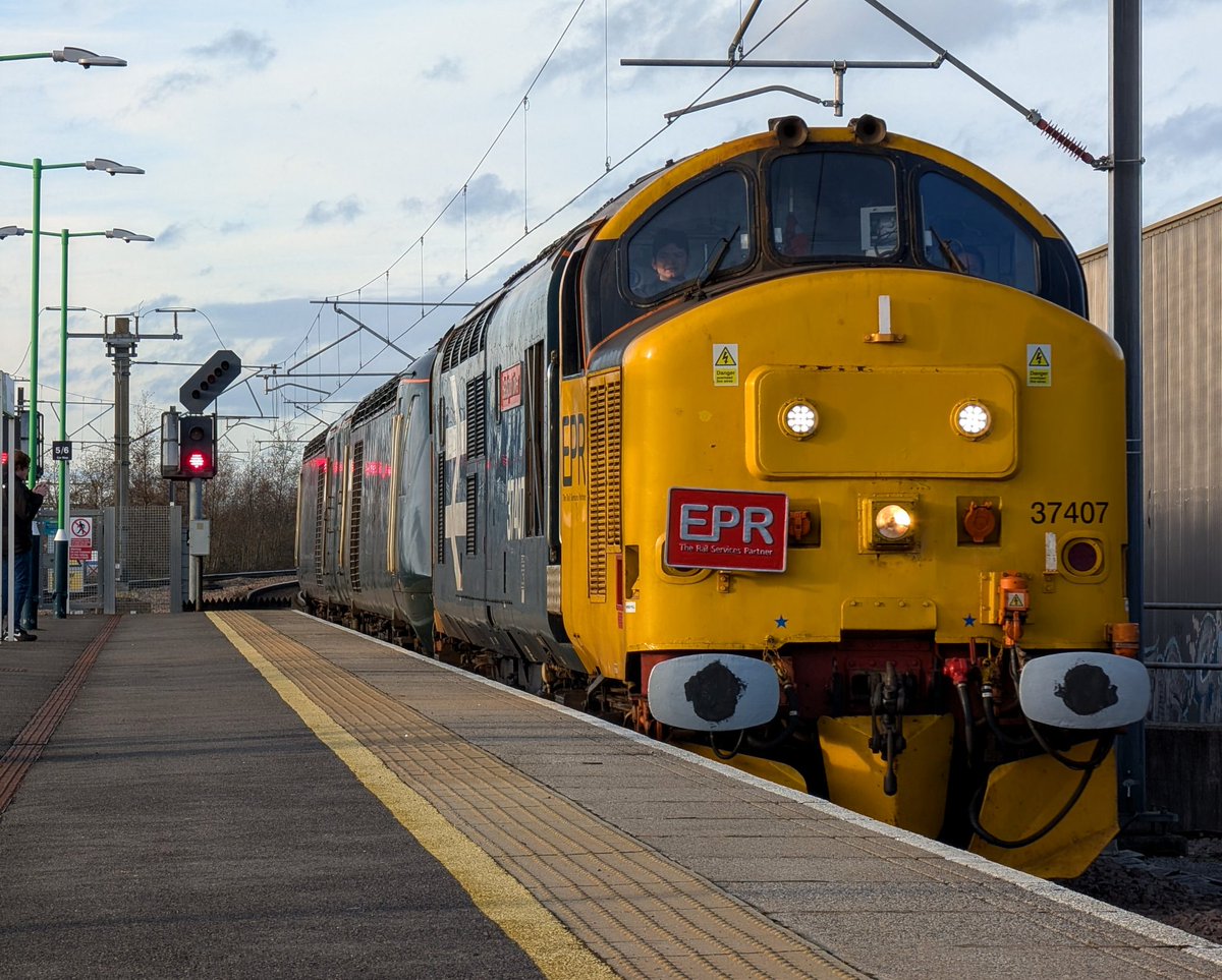 DownOnTheStour's tweet photo. From one action spot to another π₯
I've come to Nuneaton as there is another interesting move involving 37407 & Ex GWR HSTs. Plus the Flying Banana added to the HST goodness π
#DOTS #railwayphotography #trainphotography #class37 #HST #thrash #class90 https://t.co/8vNlYJqpeO