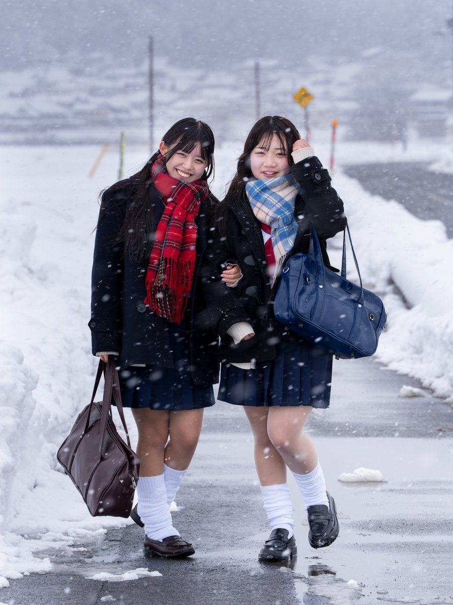 risunii's tweet photo. 柚姫ちゃん　清水りあちゃん　 

#ポートレート ポートレート撮影                 
#制服ポートレート JKシチュエーション    
#制服 現役女子高生 セーラー服　雪撮 https://t.co/kWivjj9USm