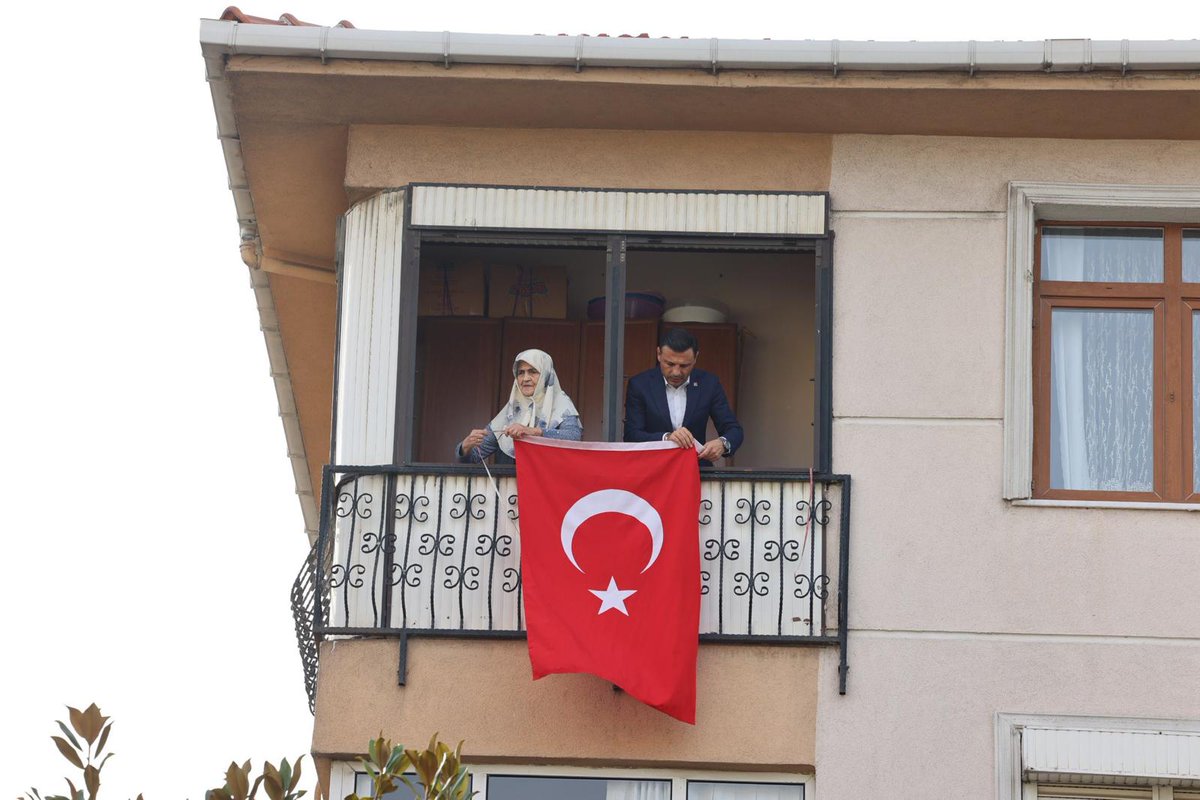Korkma, sönmez bu şafaklarda yüzen al sancak.