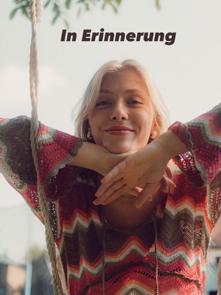 Das ist Carolin Bohl. Du wirst vermutlich noch nie von ihr gehört haben. So wie die meisten Deutschen. Ich möchte das ändern und ganz bewusst an sie erinnern. 🎗️🕯️

Am Morgen des 7. Oktober 2023, um 6:16 Uhr (deutsche Zeit) schrieb sie ihrer Mutter per WhatsApp: Sie solle ruhig