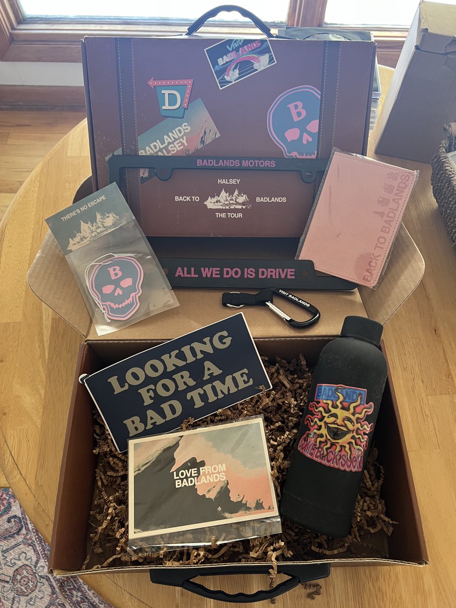 itsallconfetti's tweet photo. now selling: #back2badlands halsey vip suitcase (minus the passport)
reply for inquiries bc i gotta set up my dms today https://t.co/n2RekfYjl0