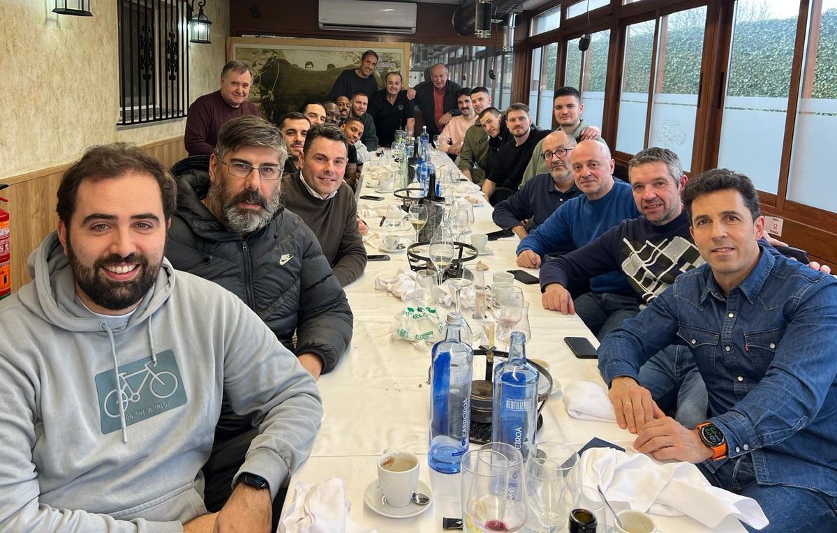 Tralo adestramento do martes, o Río Breogán reuniuse arredor da mesa grazas á invitación da Parrillada Santa Comba, unha desas #EmpresasQueFanEquipo.
 Grazas polo magnífico recibimento!
#Brehostel 🩵
👉🏼 parrilladasantacomba.com