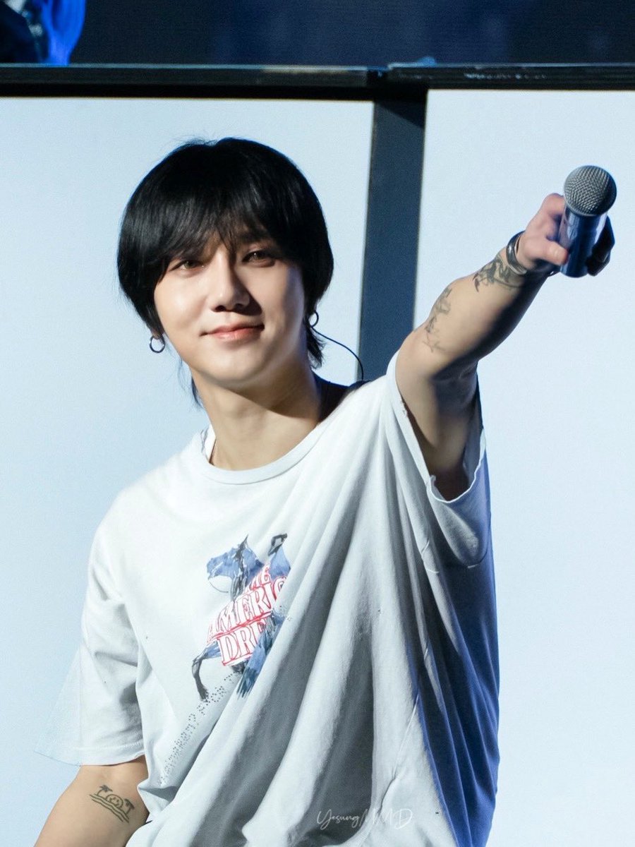 SUPER JUNIOR 20th Anniversary Tour <SUPER SHOW 10> in MACAU 

<a href="/shfly3424/">Yesung</a> 

被好看的雲盯住唱歌😆
想起去年Solo雲哥考大家唱歌

#SUPERJUNIOR #슈퍼주니어
#예성 #Yesung #イェソン #藝聲
#SUPERSHOW10