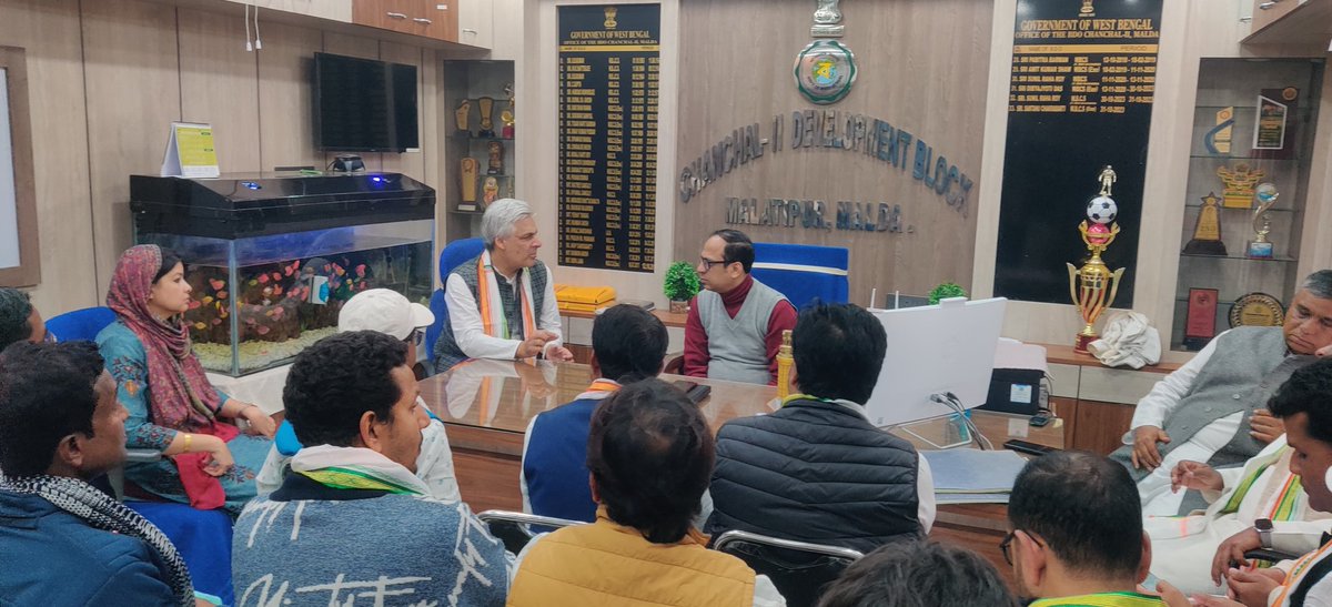 SIR হেয়ারিং এর নামে সাধারণ মানুষকে হয়রানি করার প্রতিবাদে চাঁচল ‌ - ২ নং  সমষ্টি উন্নয়ন আধিকারিকের কার্যালয়ে উপস্থিত হয়ে  সমষ্টি উন্নয়ন আধিকারিকের সাথে   সুষ্ঠু ভাবে SIR হেয়ারিং সম্পন্ন করবার উদ্দেশ্যে সাধারণ মানুষের বেশ কিছু দাবি-দাওয়া আলোচনা করা হলো।