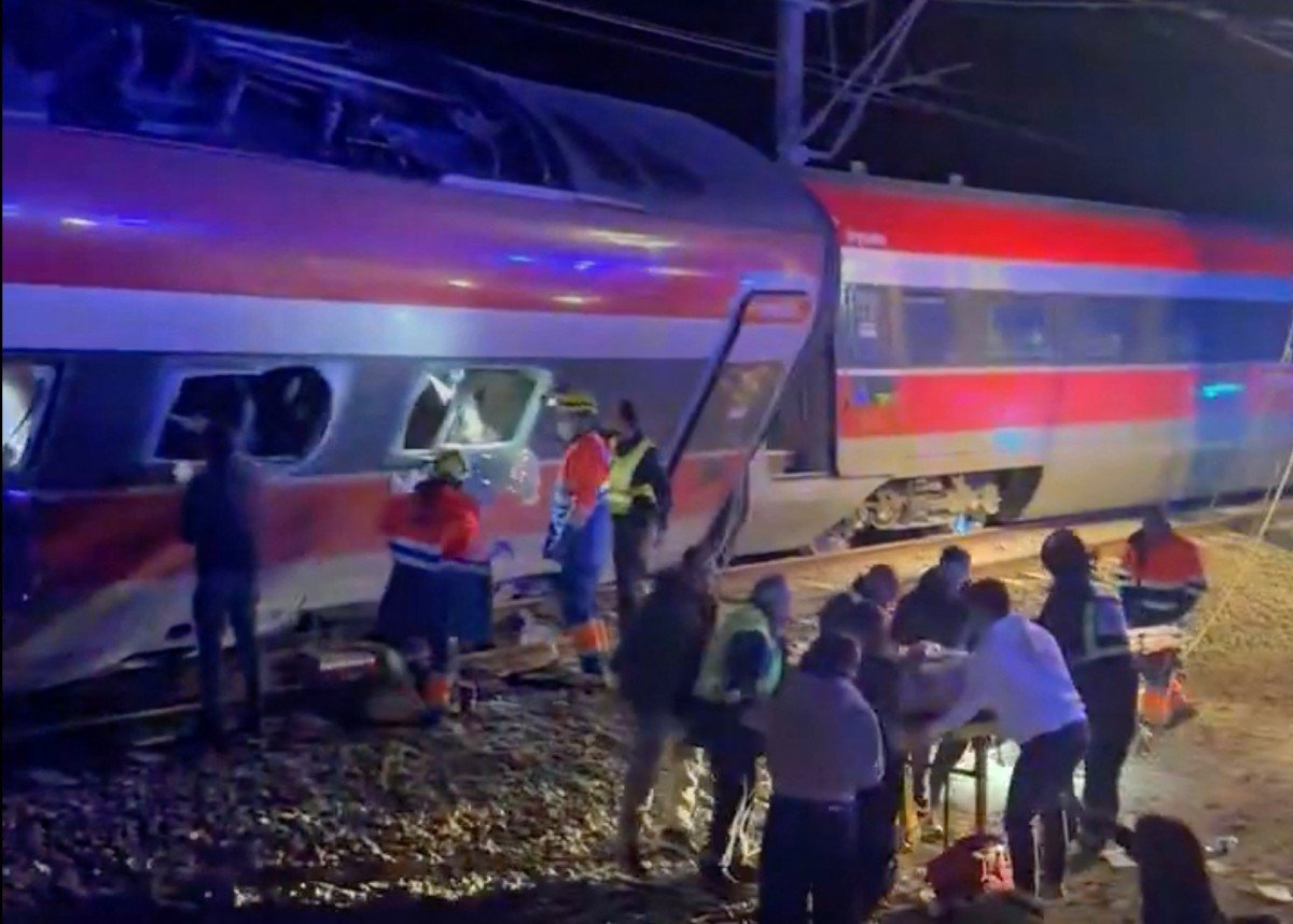 channelstv's tweet photo. Royals Visit Deadly Train Crash Site As Spain Mourns

https://t.co/4PAHoSzspi https://t.co/ETmeNgD3tB