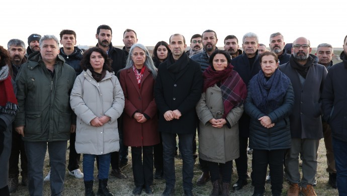 Halide_Turkoglu's tweet image. Rojava'ya yönelik saldırılara, tehditlere karşı Nusaybin Qamişlo sınırında nöbetteyiz. 

Yolumuzu aydınlatan, mücadelemize ilham kaynağı olan Rojava kadın devrimini savunmak özgürlüğü savunmaktır, umudu savunmaktır. 
#DefendRojava 
#KobanêUnderAttack