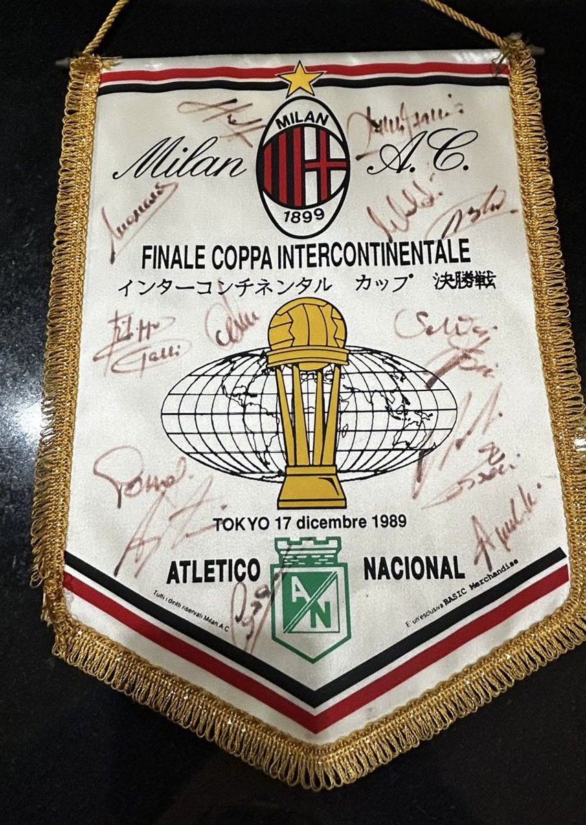 Si Algún día, por accidente, como mi amigo José, pasan por un pueblito perdido cerca de Perugia, Italia.
Un hotel pequeño, casi invisible: Hotel Le Mura. En una pared, como si el tiempo se hubiera detenido… un banderín del Mundial de Clubes 1989:
<a href="/nacionaloficial/">Atlético Nacional</a> vs <a href="/acmilan/">AC Milan</a> ,