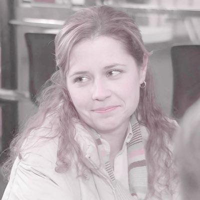 ‧˚₊⊹♡ 
pour ma #NouvellePhotoDeProfil je mets la touchante pam, de ma série d’amour : the office.
ce que j’aime le plus chez elle, c’est qu’elle paraît fragile en apparence mais est forte au fond. elle hésite, a peur, mais avance et s’épanouit de la plus jolie des façons ! ♡