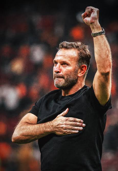 Galatasaraylılık sadece kupa kaldırırken oley çekmek değildir. Asıl böyle bıçak sırtı maçlarda takımın yanında dimdik durabilmektir. Bunu hala öğrenemediniz mi olm siz yarın Atletico karşısında son yılların en kritik sınavlarından birini vereceğiz ama bakıyorum millette bir