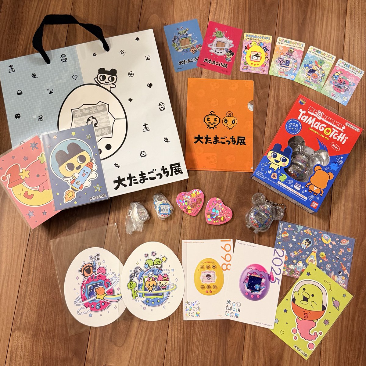 n_a0922's tweet photo. 大たまごっち展行ってきました🥚
ゲットしたもの!
たまごっちパラダイス欲しかったのに売り切れてました😢
どこに売ってるかな？
※求 ブルー、パープル
たまごっちふぁくとりーには売ってるのかな？？ https://t.co/dZJmQf5LQ3