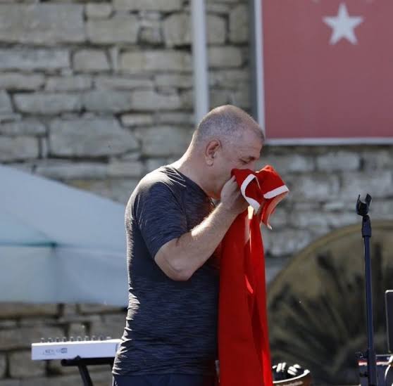 Nusaybin'de Şanlı Türk Bayrağı'na yönelik çirkin saldırıyı Zafer Partisi olarak kınıyor ve Türk Devleti'nin bayrağımıza yönelik saldırıya, tıpkı KKTC sınırında bir zamanlar olduğu gibi verilmesi gereken cevabı vermesini bekliyoruz.

#BayrakNamustur