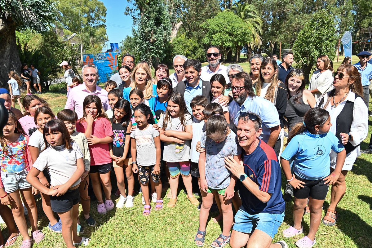 En Chascomús junto al gobernador <a href="/Kicillofok/">Axel Kicillof</a>, la ministra <a href="/flaviaterigi/">Flavia Terigi</a> y el intendente <a href="/javier_chgaston/">Javier Gastón</a> visitamos a los chicos que participan de Escuelas Abiertas en Verano. 

Durante este mes, más de 220 mil estudiantes participan de este programa y desde el <a href="/MinDesarrolloBA/">Desarrollo de la Comunidad BA</a>