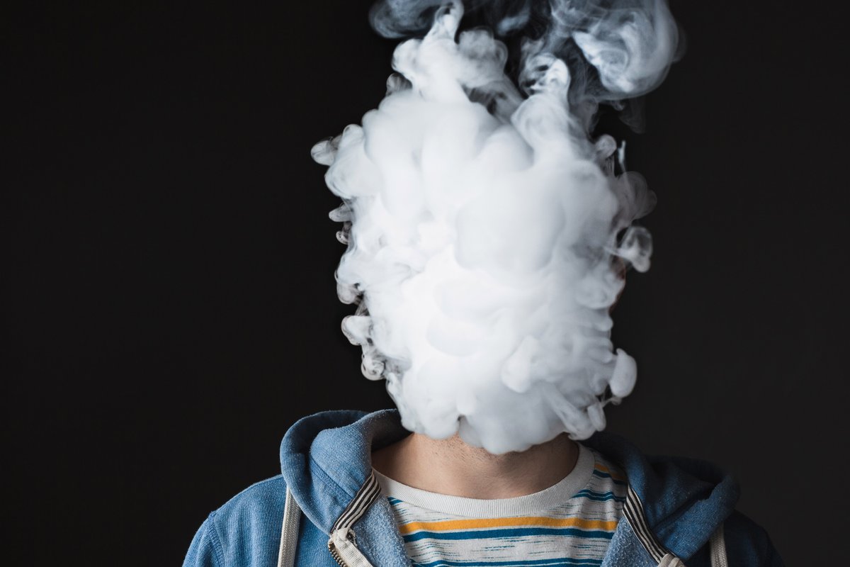 thancfoundation's tweet image. #Vaping is often marketed as a safer alternative to smoking, but research tells a different story. Chemicals in e-cigarettes can irritate oral tissues and may raise #OralCancer risk. Learn more 👉 is.gd/GllUzJ?utm_cam…