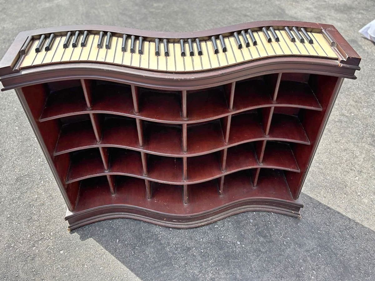 The things people find at charity shops always make me feel so jealous because why are these cute things never in shops near me? For example, this piano shelf-
