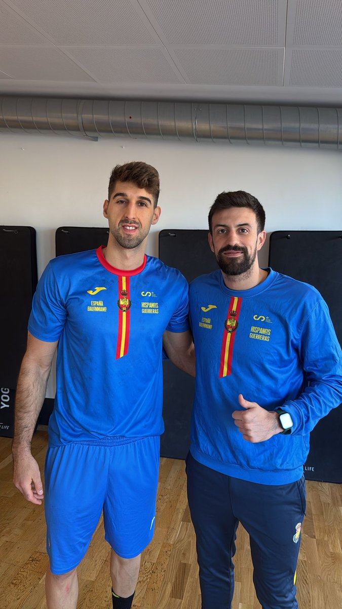 😍 ¡Mirad qué fotón nos ha llegado desde el <a href="/EHFEURO/">EHF EURO</a>!

Desde #Andalucía seguimos muy de cerca a <a href="/Serradilla_15/">Antonio Serradilla Cuenca</a> y <a href="/aguscasado8/">Agustin Casado</a>, que ya están en la 𝑀𝑎𝑖𝑛 𝑅𝑜𝑢𝑛𝑑 con los #Hispanos 🇪🇸

Gracias por acordaros de la familia del #BalonmanoAndaluz 🥰💚

#OrgulloAndaluz