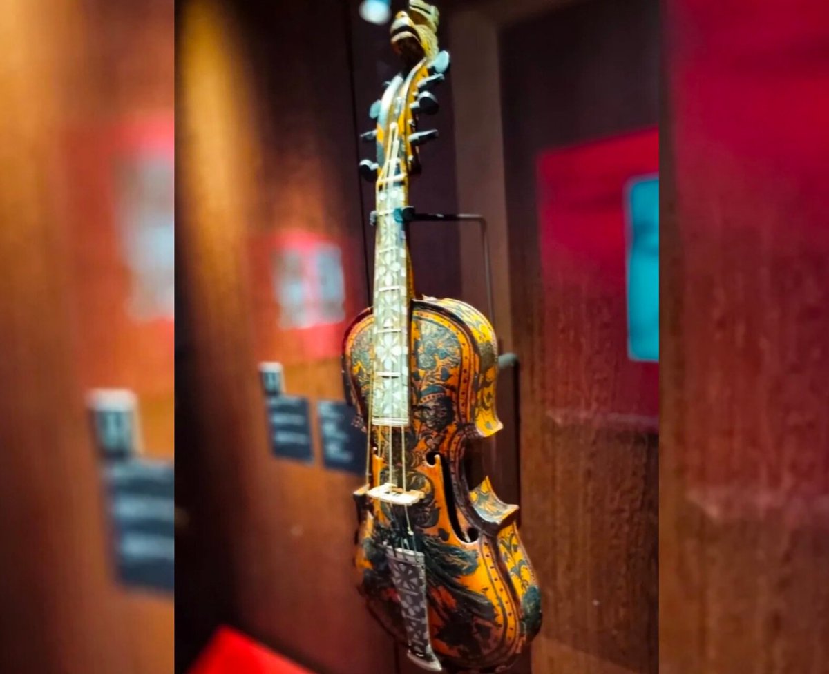 하르당에르 피들은 아래에 숨어있는 <공명현>들이 위쪽에 소리를 내는 <주현>의 진동에 반응해 울림과 음색을 깊고 풍부하게 하는 현악기구나
<주선율>에 안정감을 주고 음악적으로 완성도를 높이는  받쳐주는 소리인 <잡음>의 중요성을 얘기하며 자신은 맥시멀리스트라고 했던 인터뷰가 생각난다