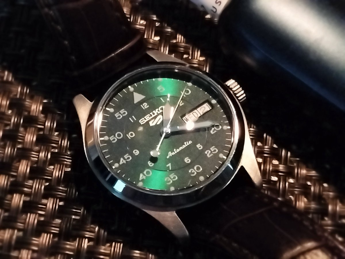 shinzenOKADA's tweet photo. 本日の
#腕元の相棒
#SEIKO
#seikowatch
#SEIKO5
このグリーン文字盤の品の良さ
フィールドウォッチとは思えない、
ジャケット姿との相性の良さ。
明日からは落合斎場の現場。
どんな相棒にするか、
今からそれを楽しむチョイス時間。 https://t.co/S9KjTlmOIh
