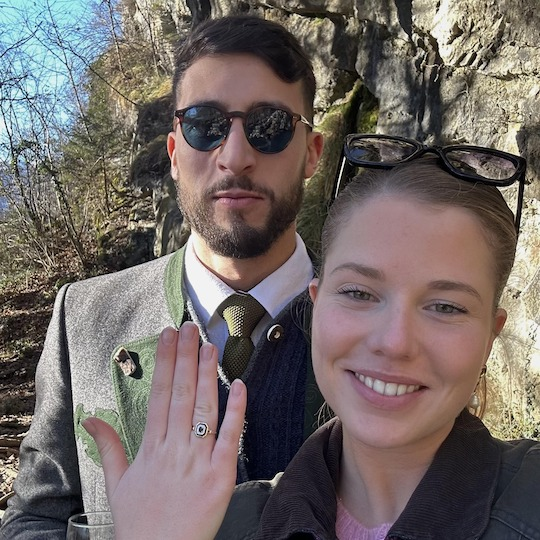 AlertesInfos's tweet image. 🚨🇫🇷 FLASH | Le nouveau visage du média d’extrême droite Frontières, Louise Morice, s’est fiancée avec un collectionneur d’objets liés au IIIe Reich. (StreetPress)