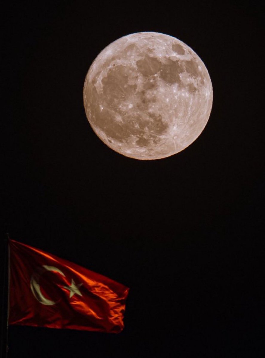 Dolunay, Şanlı Türk bayrağı yanında böyle görüntülendi.