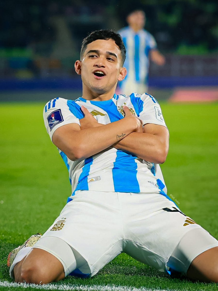 Tuvo un rendimiento increíble, se le va el 4 suplente a Boca y traen al Chelo Weigandt que era suplente en la MLS y lo tapan a Gorosito. Terrible.